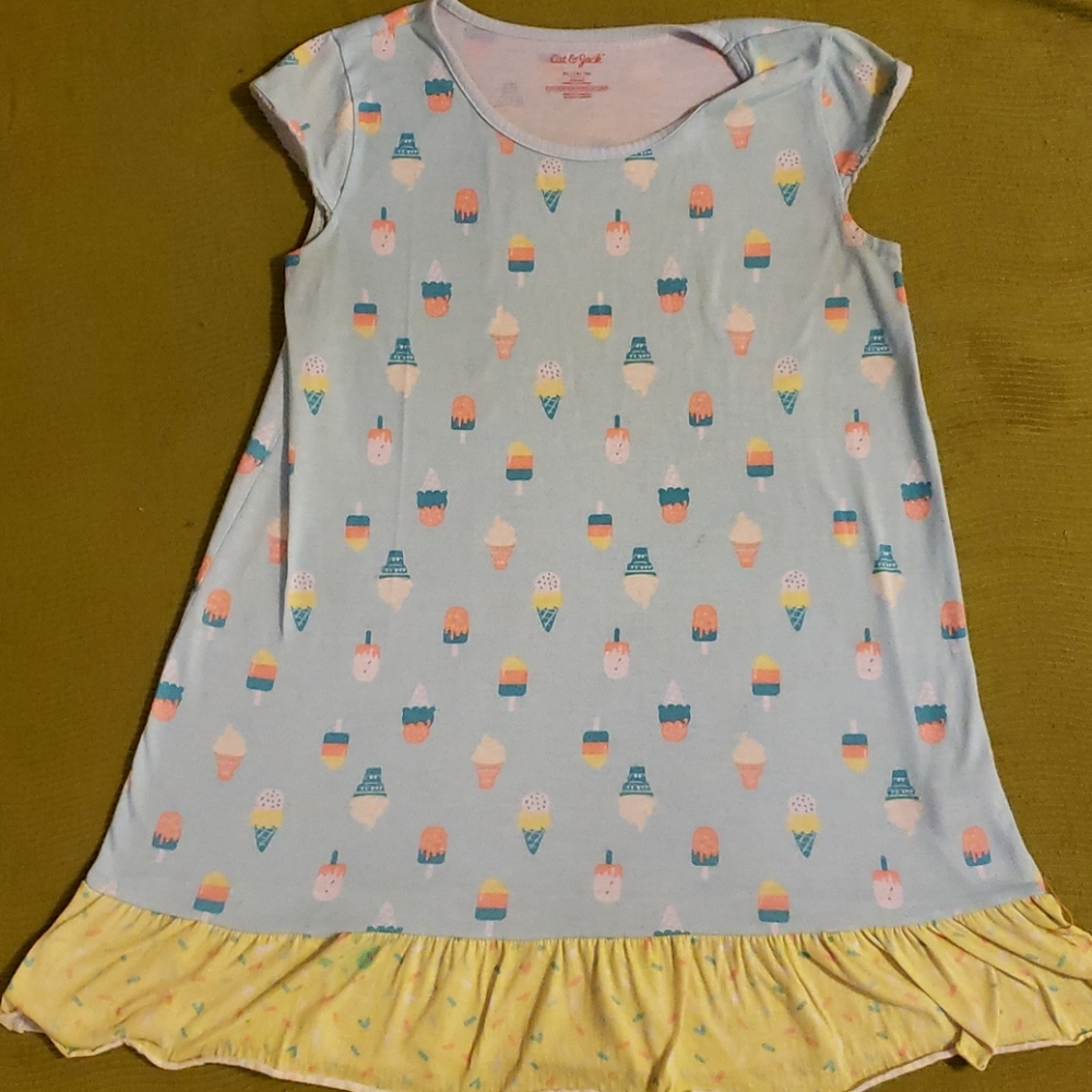 Girls nightgown. 14/16